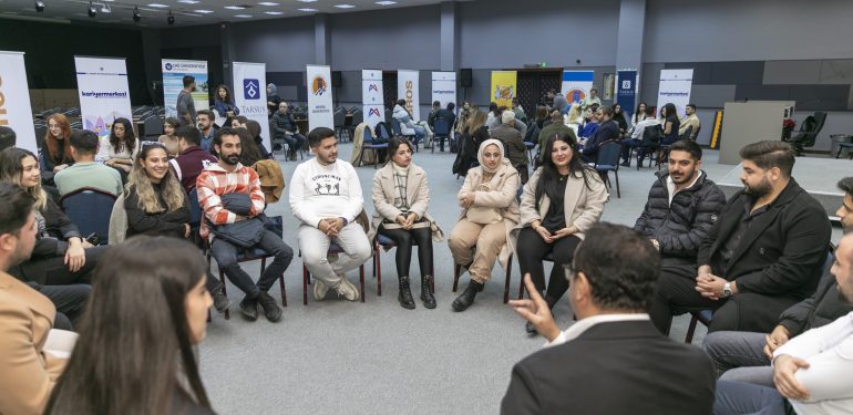 BÜYÜKŞEHİR’İN KARİYER MERKEZİ, PROFESYONELLER İLE ÖĞRENCİLERİ BİR ARAYA GETİRDİ
