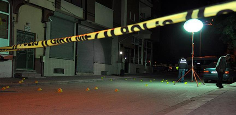 Adana’da Baba ve Oğluna Silahlı Saldırı: 1 Kişi Hayatını Kaybetti