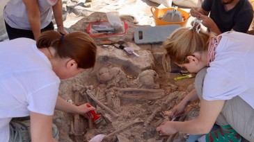 Çatalhöyük’te Akbaba Pençeli Mezarda Trepanasyon Örneği
