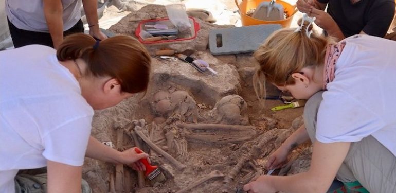Çatalhöyük’te Akbaba Pençeli Mezarda Trepanasyon Örneği