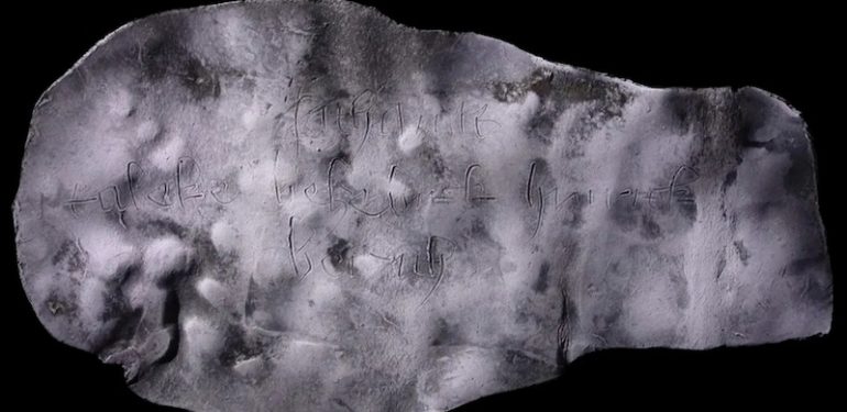 Almanya’da Bir Tuvalette Orta Çağ’a Ait Lanet Tableti Bulundu