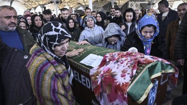 Eski Eşi Tarafından Öldürülen Nursena’nın Cenazesine Katılan Kadınlar: “Erkek Şiddetinden Gitti. Erkekler Değil Kadınlar Taşıyacak”