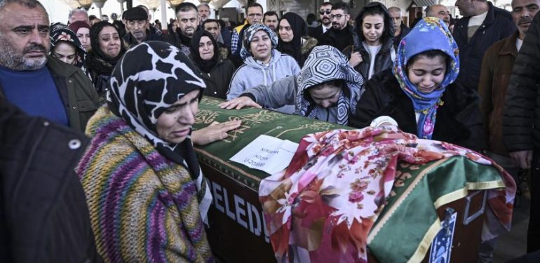 Eski Eşi Tarafından Öldürülen Nursena’nın Cenazesine Katılan Kadınlar: “Erkek Şiddetinden Gitti. Erkekler Değil Kadınlar Taşıyacak”