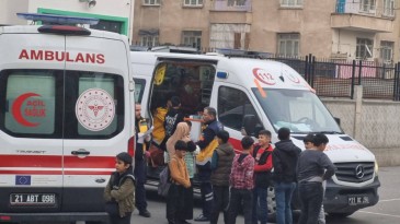 Diyarbakır ve Şanlıurfa’da Öğrenciler Gıda Zehirlenmesi Şüphesiyle Hastaneye Kaldırıldı