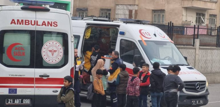 Diyarbakır ve Şanlıurfa’da Öğrenciler Gıda Zehirlenmesi Şüphesiyle Hastaneye Kaldırıldı