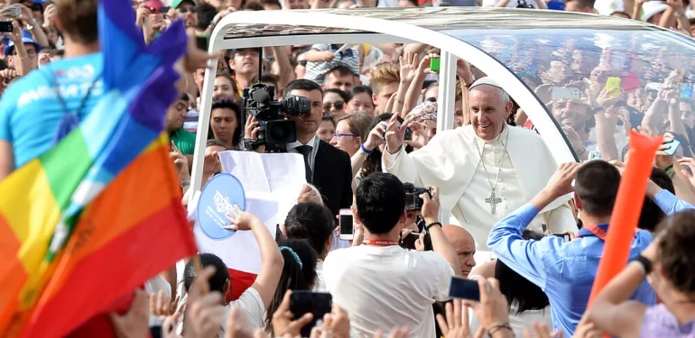 Katolik Kilisesi’nden İlerici Bir Adım ‘Kilise, Rahiplerin Eşcinsel Çiftleri Kutsayabileceğini Açıkladı’