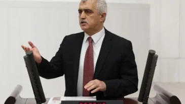 Ömer Faruk Gergerlioğlu Sağlık Bakanlığı ile Diyanet İşleri Başkanlığı’nın Hizmet Verdiği Diller Arasında Kürtçe’nin Olmamasına Tepki Gösterdi :”Bunlar Kanınıza Dokunmuyor Mu?”