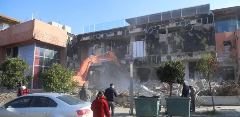 Hatay’da Depremde Hasar Alan Alışveriş Merkezinin Yıkımına Başlandı