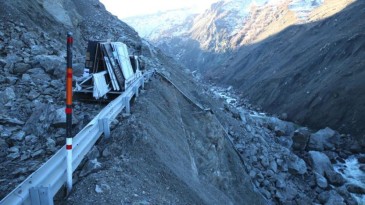Hakkari-Yüksekova Karayolunda Meydana Gelen Heyelanda 3 Kişi Yaralandı