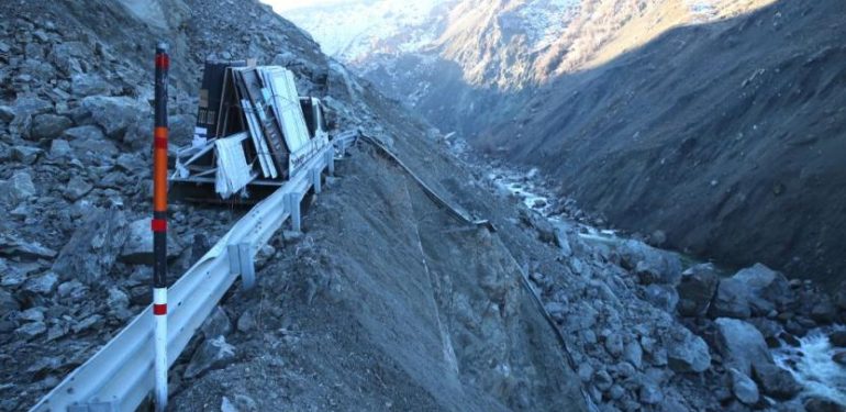 Hakkari-Yüksekova Karayolunda Meydana Gelen Heyelanda 3 Kişi Yaralandı