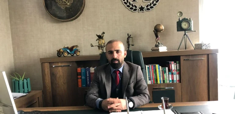 Müvekkili ile Kürtçe Konuşan Avukat Darp Edildi