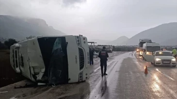 Ambulansa arkadan çarpan midibüs devrildi