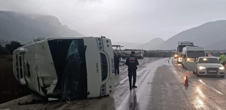 Ambulansa arkadan çarpan midibüs devrildi