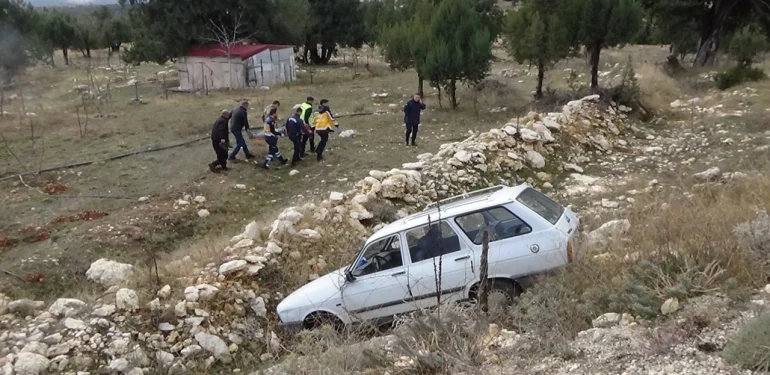 Mersin’de Otomobil Şarampole Düştü