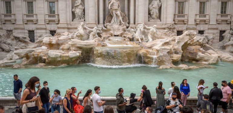 Roma’daki Trevi Çeşmesi’ne Atılan Paralar Nereye Gidiyor?
