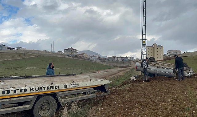 Adana’da Otomobil Devrildi: 2 Yaralı