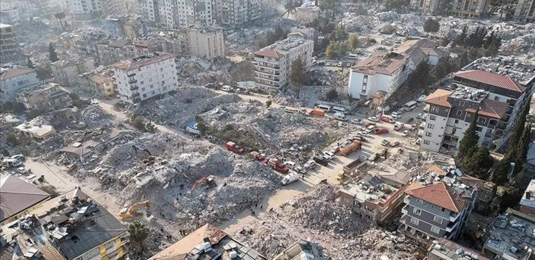 Adana’da 6 Şubat depremlerinde hasar gören 9 okulda yıkım çalışması