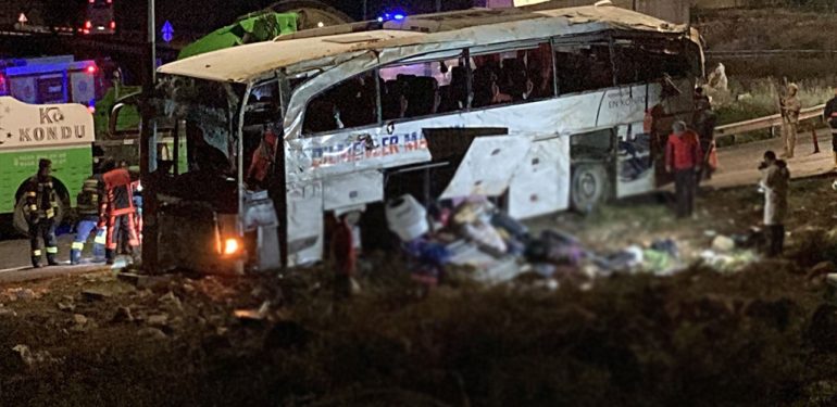 Aydıncık’ta otobüs kazası: 9 kişi yaşamını yitirdi, 30 kişi yaralandı