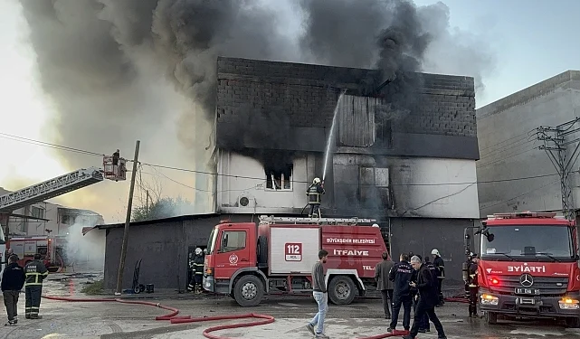 Adana’da Mobilya Deposunda Yangın Çıktı