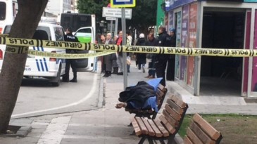 Adana’da evsiz bir yurttaş park bankında ölü bulundu