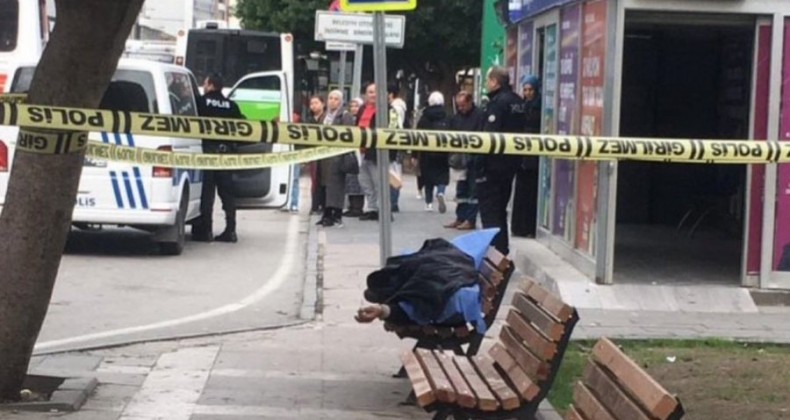 Adana’da evsiz bir yurttaş park bankında ölü bulundu