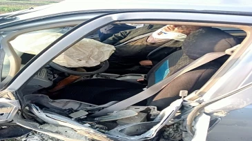 Adana’da Refüjteki Ağaca Otomobil Çarptı: 2 Yaralı