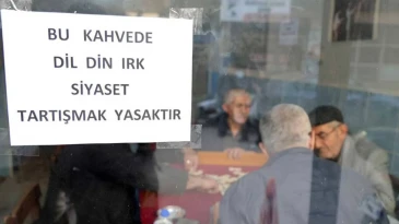 “Sürekli kavga oluyor” diyerek kahvehanede siyaset konuşmayı yasakladı