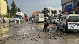 Adana’da Tır Çukura Düştü