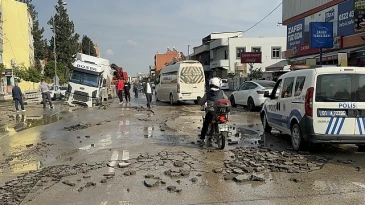 Adana’da Tır Çukura Düştü
