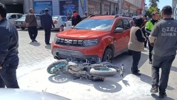 Adana’da bir motosiklet iki araçla çarpıştı: 1 ağır yaralı