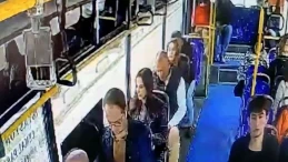 Adana’da yolcular genç kadını taciz eden Hüseyin Sevedi’yi polise teslim etti