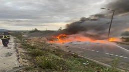 Adana’da otoyolda  devrilen tırda yangın: 1 yaralı