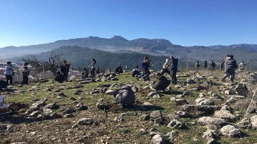 Adana’da öğrencilerden fidan dikimi