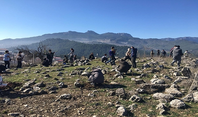 Adana’da öğrencilerden fidan dikimi
