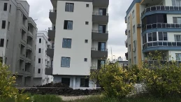 Mersin’de bir bina yan yattı