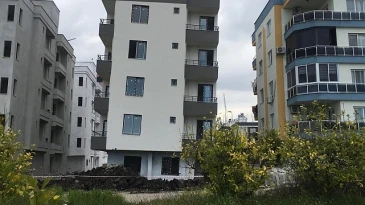 Mersin’de bir bina yan yattı