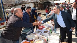 Kocaispir, pazarda esnaflarla bir ara geldi