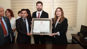 Tarsus Belediye Başkanı Ali Boltaç mazbatasını aldı