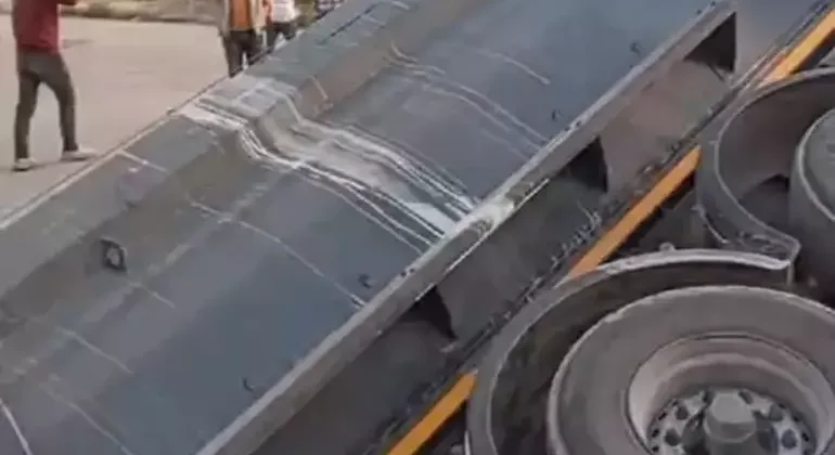 Adana’da yol çöktü: Seyir halindeki kamyon açılan çukura düştü