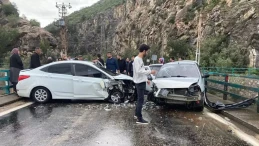 Adana’da 2 otomobil çarpıştı: 6 yaralı