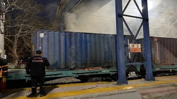 Adana’da yük treninde yangın çıktı: İtfaiye ekiplerince söndürüldü