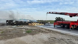 Mersin’de muz yüklü tır devrilerek yandı: 1 yaralı