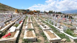 Hatay’da sağanak yağış: Depremde hayatını kaybedenlerin mezarları dağıldı