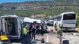 Mersin’de minibüs, otobüse çarptı: 1 kişi hayatını kaybetti, 2 yaralı
