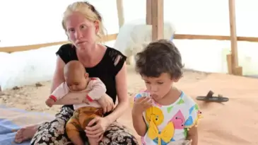 Albino kadın ve üç çocuğu çadırda yaşam savaşında