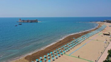 Mersin’de plajlara mavi bayrak çekildi, turizm sezonu başladı