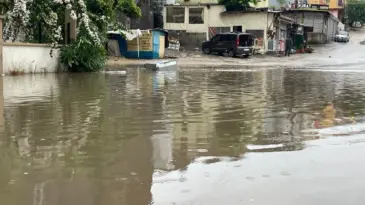Adana’da yaz ortasında, sağanak ve fırtına zor anlar yaşattı