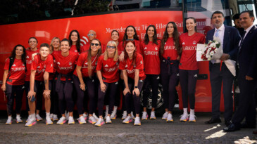 A Milli Kadın Voleybol Takımı Paris’e doğru yola çıktı