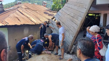 Adana’da çardak direği kırıldı, üzerindekiler aşağı düştü: 4 yaralı