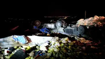 Mersin Mut’ta TIR devrildi, sürücü yaşamını yitirdi